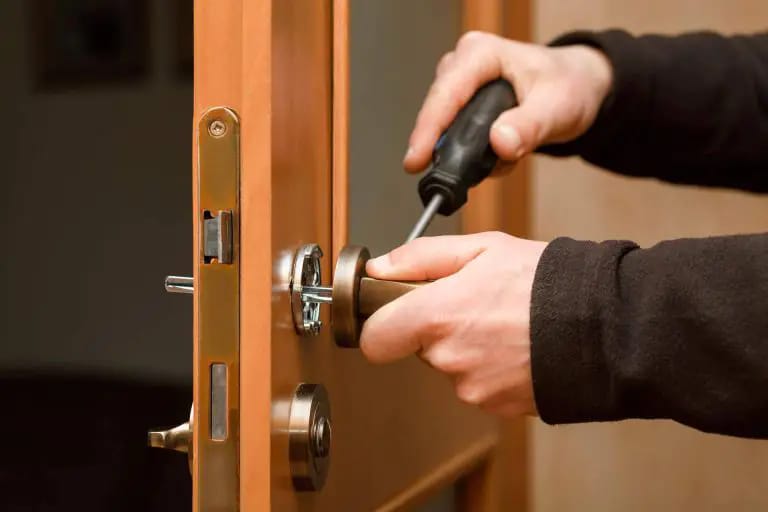 Servicios Cerrajeria Getafe abriendo puerta