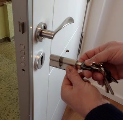 Cambio de bombín en Fuenlabrada — instalación de cerradura de alta seguridad